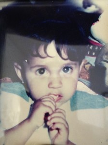 A los 2 años, hincándole bien el diente a una pata de cangrejo.